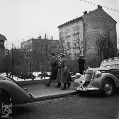 Fotografia z czasów drugiej wojny światowej przedstawiająca w tle ukończoną już kamienicę przy ul. Poniatowskiego 10 oraz po lewej stronie fragment ?Januszówki?. Zdjęcie ze zbiorów Wojewódzkiej i Miejskiej Biblioteki Publicznej